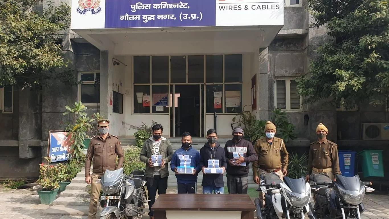 Noida - 4 arrested for stealing vehicle and snatching mobile phone
