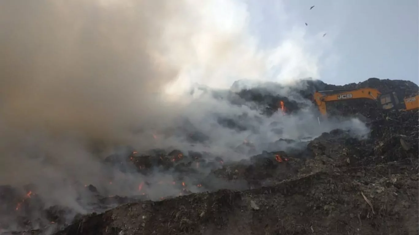 Ghazipur Dumping Yard - Massive fire Breaks out at Landfill